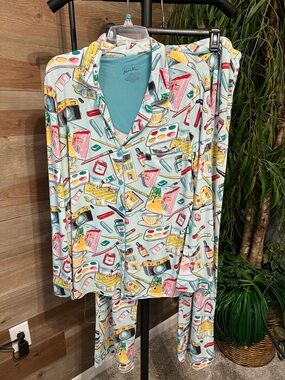 Nick & Nora pajama set with camera/travel print. Pants & long sleeve top. XL